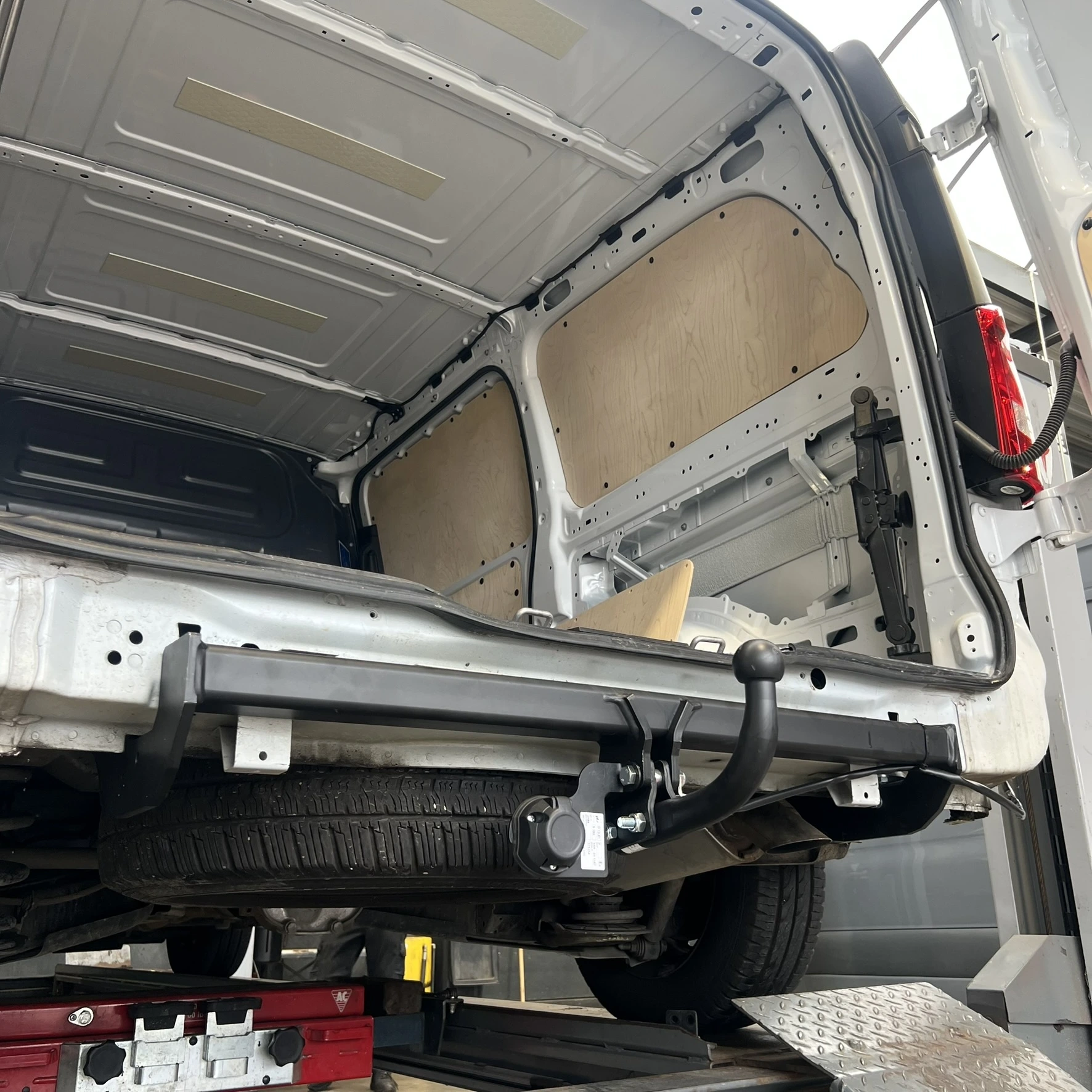 Mercedes Vito bestelwagen met trekhaak huren in Aalter.